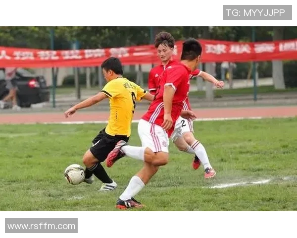 足球明星高清帅哥照片展现运动魅力与青春风采的完美结合